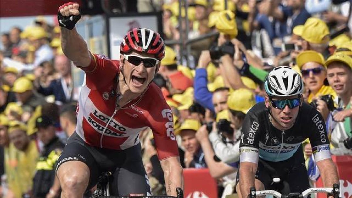 André Greipel gana en la meta de Zelande ante Mark Cavendish, que fue cuarto tras Peter Sagan y Fabian Cancellara.-Foto: AFP / ERIC FEFERBERG