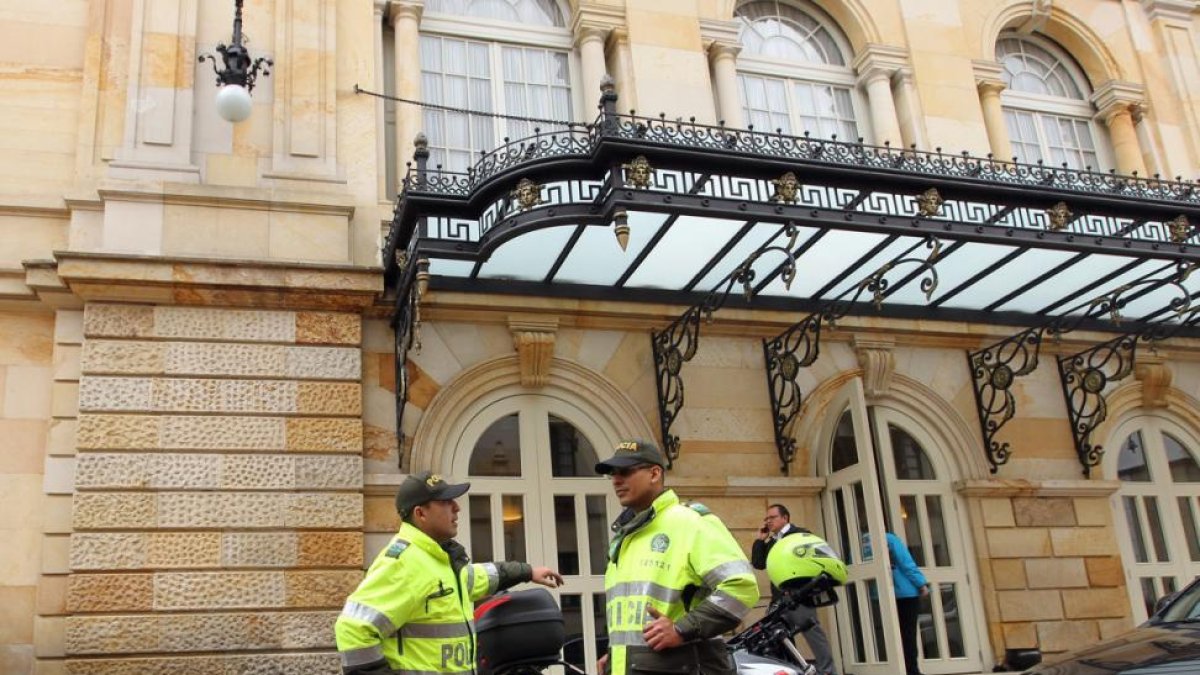 Policías prestan guardia frente al teatro Colón en Bogotá (Colombia) donde se firmará el nuevo acuerdo de paz.-MAURICIO DUEÑAS CASTAÑEDA / EFE