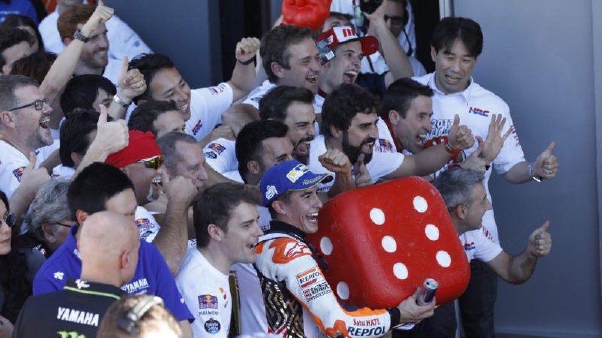 Marc Márquez celebra el título mundial con su equipo.-MIGUEL LORENZO