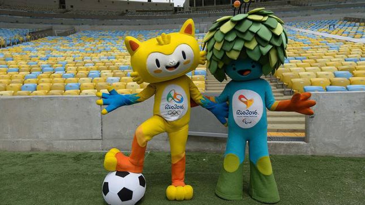 Las mascotas de los Juegos Olímpicos y Paralímpicos de Río 2016, en el estadio de Maracaná.-Foto: AFP / YASUYOSHI CHIBA