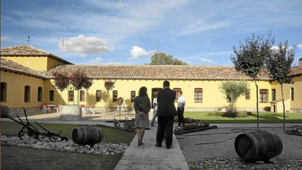 Visitantes a la entrada de una casa rural de Mucientes (Valladolid)-Carlos Espeso