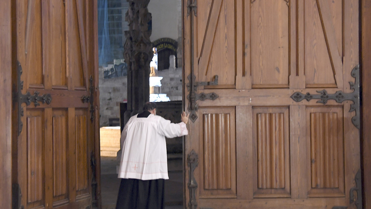 La Puerta de Santa María de la Catedral de Burgos acoge cada tarde el rito de la Puerta del Perdón. ICAL