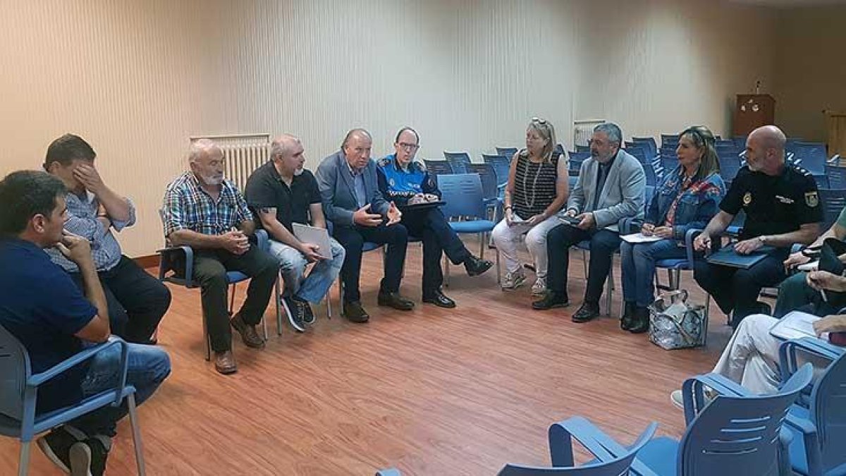 La reunión, a la que asistió el subdelegado, se celebró ayer en la sede de los sindicatos.-L. V.