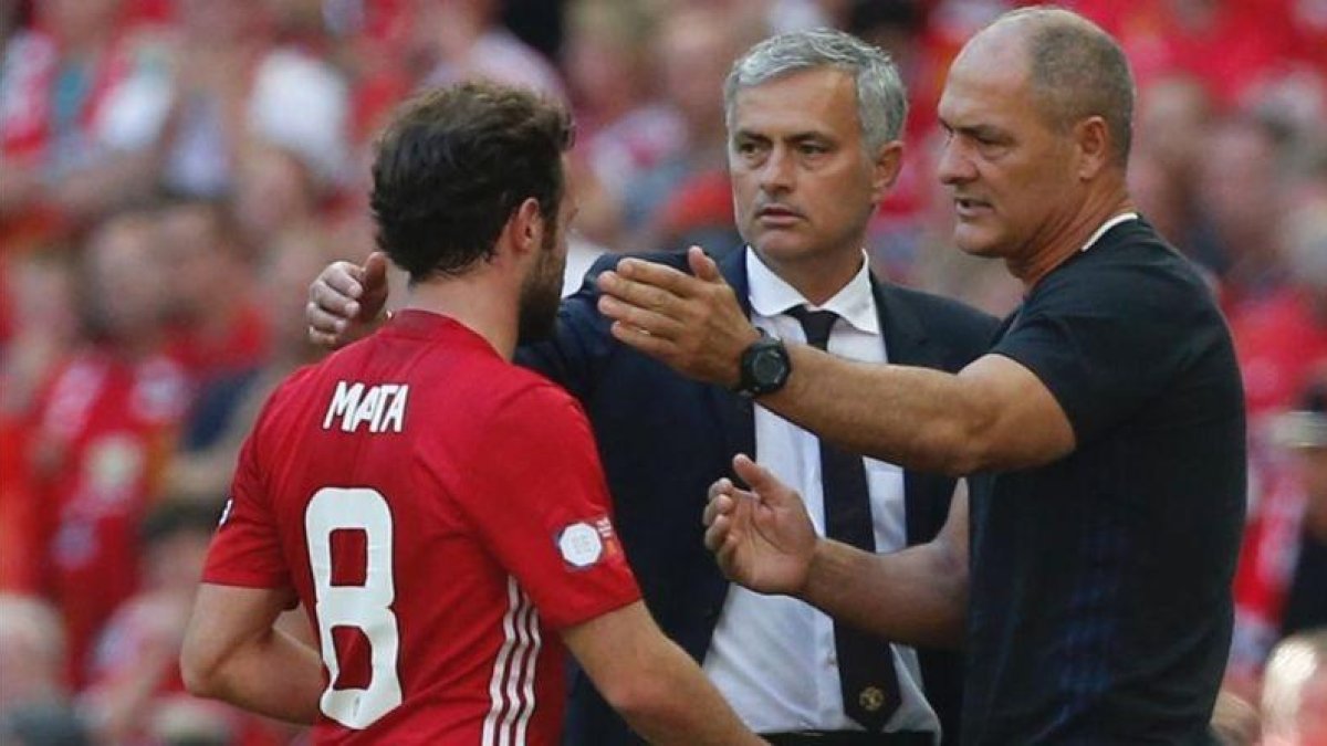 El jugador del Manchester United, Juan Mata, es sustituido en la final de la Community Shield.-IAN KINGTON / AFP