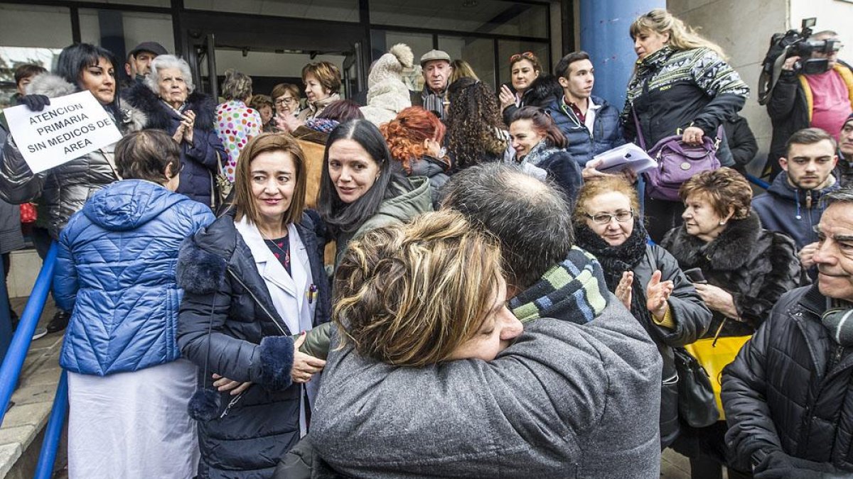 Una de las médicas se abraza con un compañero a las puertas del ambulatorio y entre pacientes y vecinos que acudieron a darles su apoyo.-ISRAEL L. MURILLO