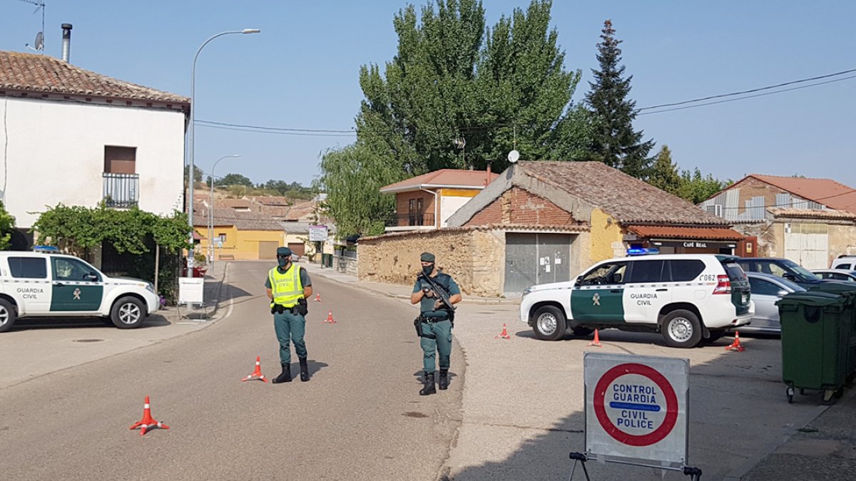 Imagen de un control de la Guardia Civil en la entrada de Sotillo de la Ribera. L.V.