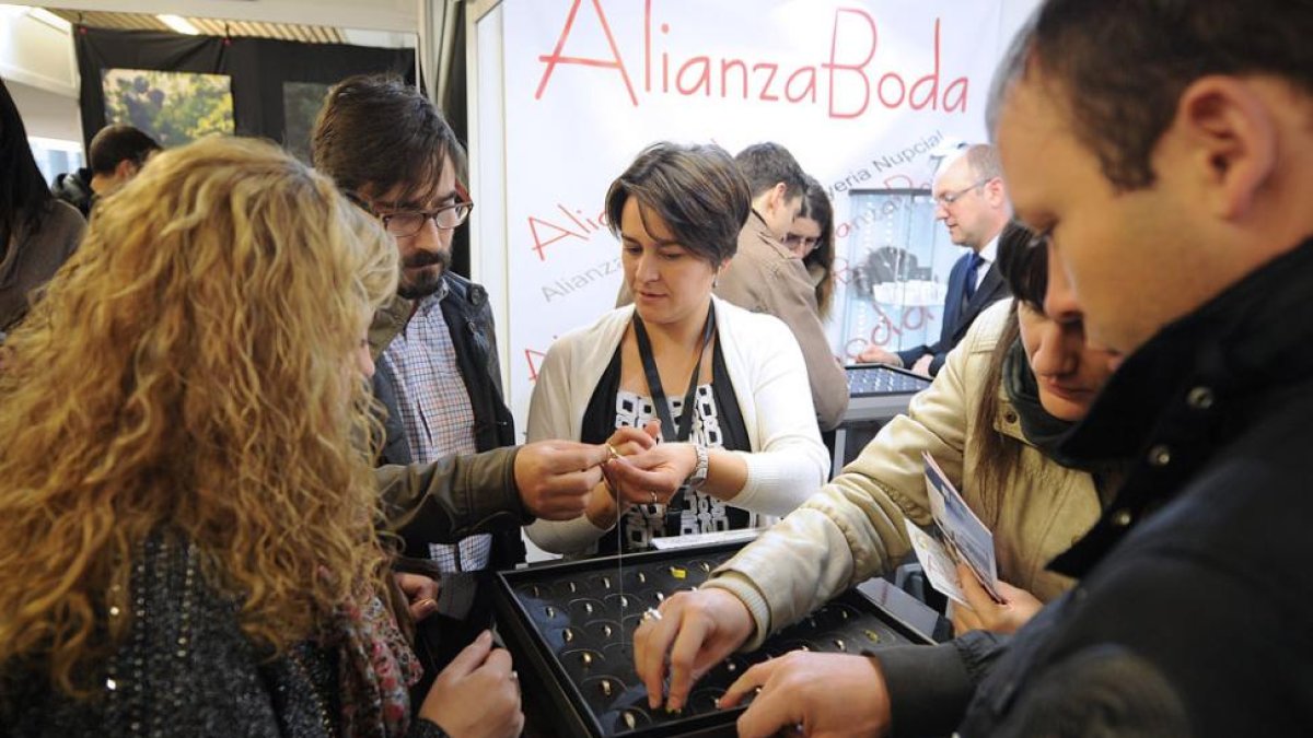 Las parejas pueden probarse en esta feria los anillos para el enlace.-ISRAEL L. MURILLO