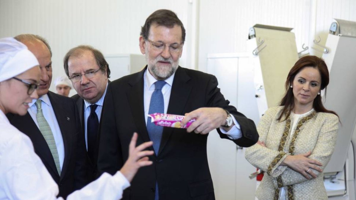 El presidente del Gobierno, Mariano Rajoy (C) y el de la Junta, Juan Vicente Herrera (2I), visitan el Centro de I+DEA de Grupo Siro en El Espinar (Segovia) junto al presidente del Grupo Siro, Juan Manuel González Serna (I), y la consejera de Agricultura, -Ical