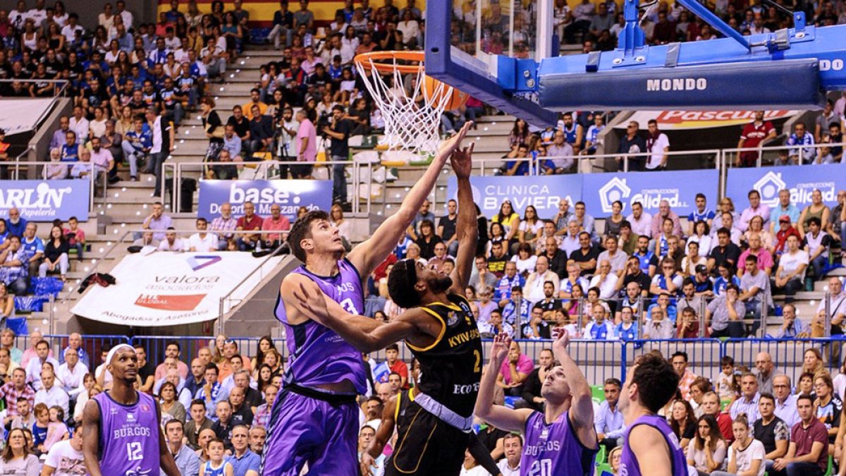 Goran Huskic entra a canasta en un choque de la BCL ante la atenta mirada de McFadden. BCL