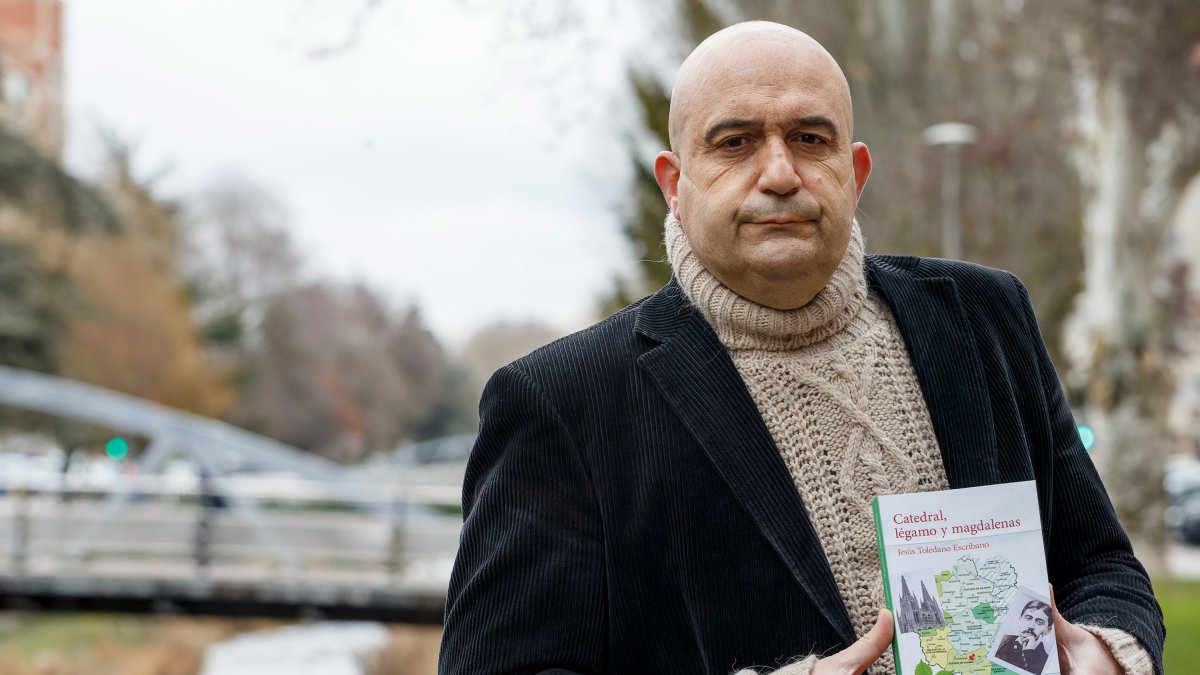 El escritor burgalés Jesús Toledano con un ejemplar de 'Catedral, légamo y magdalenas'. SANTI OTERO