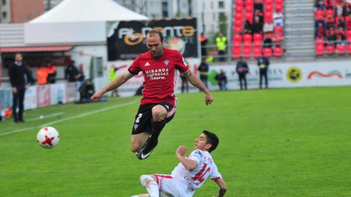 Paris Adot supera a un rival en el choque ante el Real Mallorca que se disputó en Anduva.-JOSÉ ESTEBAN EGURROLA
