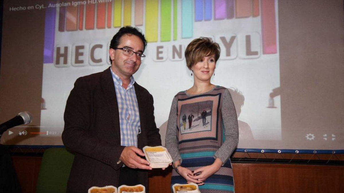 Fidel Leal (izq) de Ausolan presentó los platos junto a la edil Eva Ceballos.-G. G.