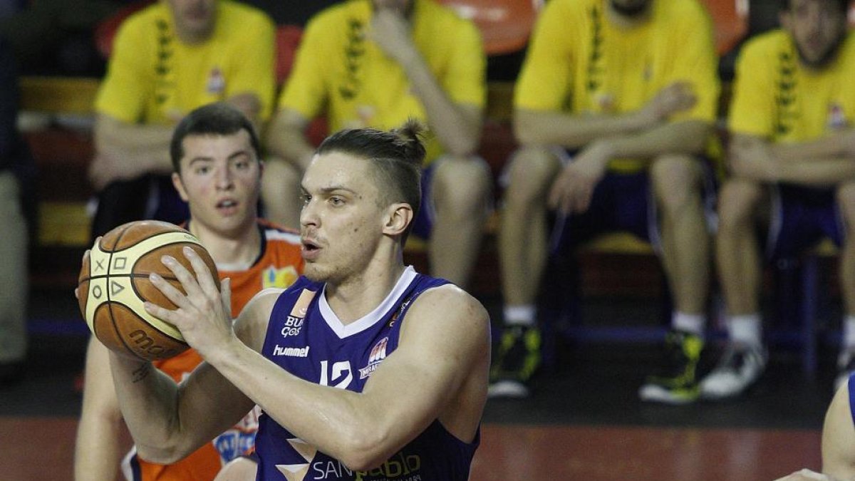 Pecikevicius dobla un balón en la zona del Leyma Coruña, ayer.-SANTI OTERO