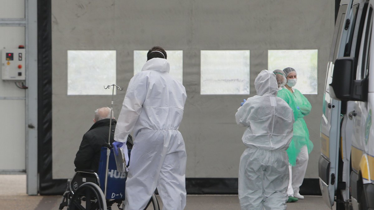 Imagen de un traslado de pacientes en el HUBU. RAÚL G. OCHOA