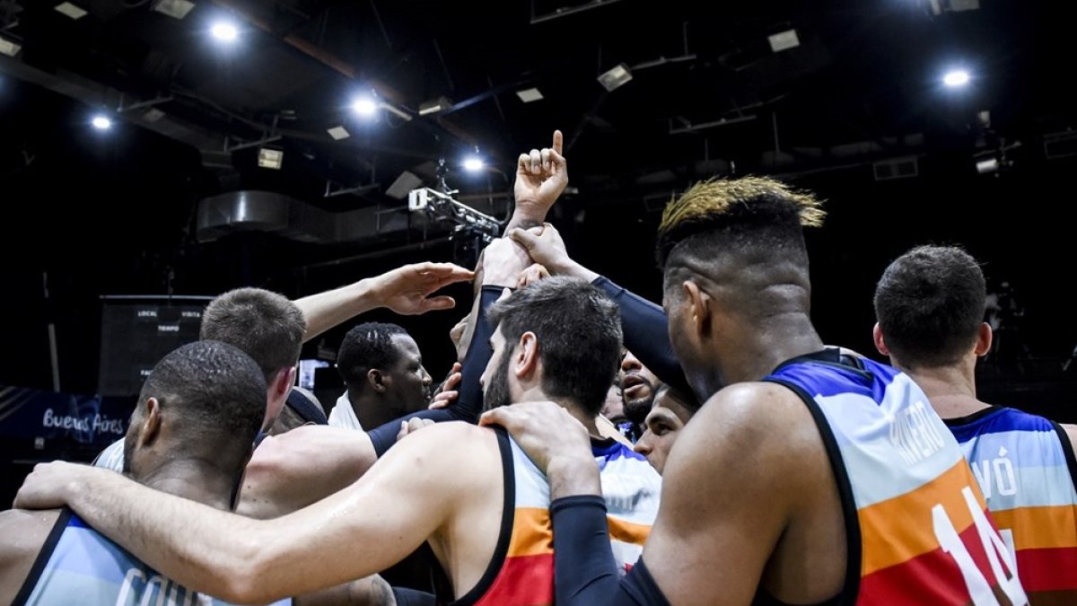 Los jugadores del Hereda San Pablo hacen piña tras lograr la Copa Intercontinental en Buenos Aires. FIBA