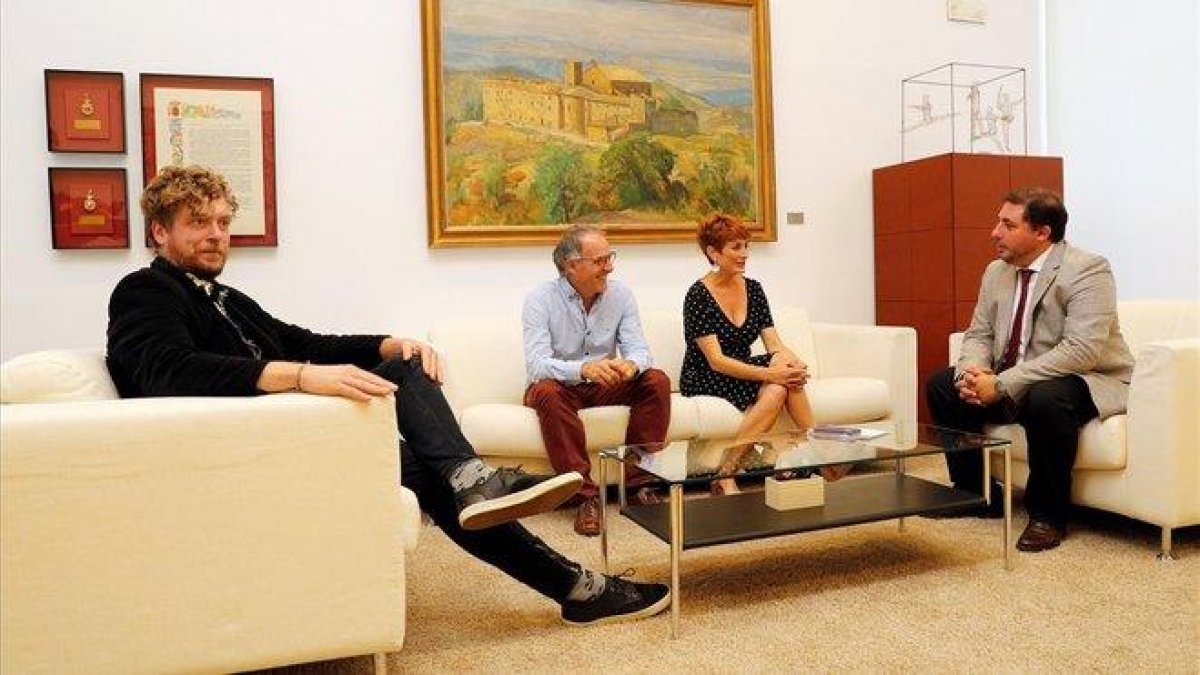 Reunión de los representantes de Bildu con el presidente del Parlamento navarro.-EFE / VILLAR LÓPEZ