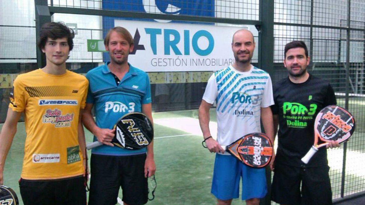 Gómez y Barriuso -izquierda- posan junto a los finalistas del Provincial, Rodríguez y Gutiérrez.-ECB
