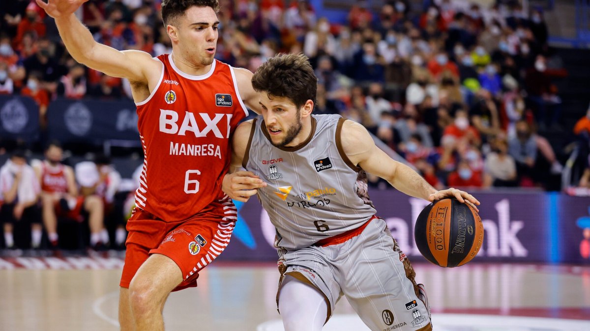 Nikolic intenta marcharse de la presión de García. ACB PHOTO / J. ALBERCH