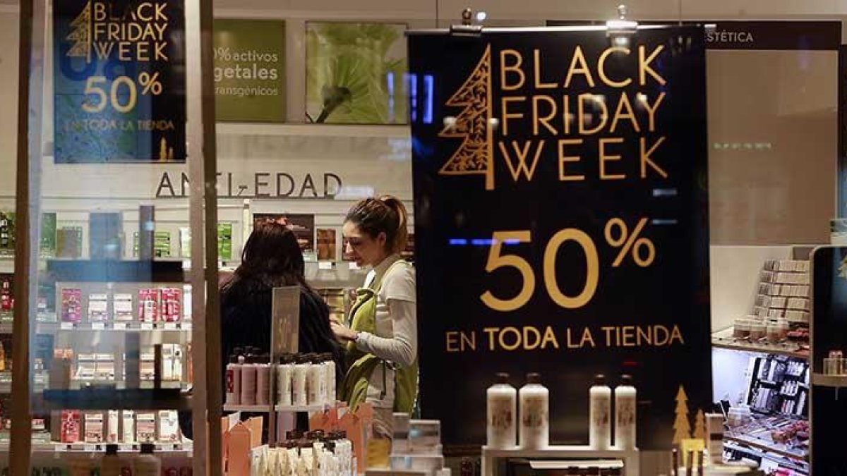 Imagen de un cartel alusivo al ‘Black Friday’.-RAÚL G. OCHOA
