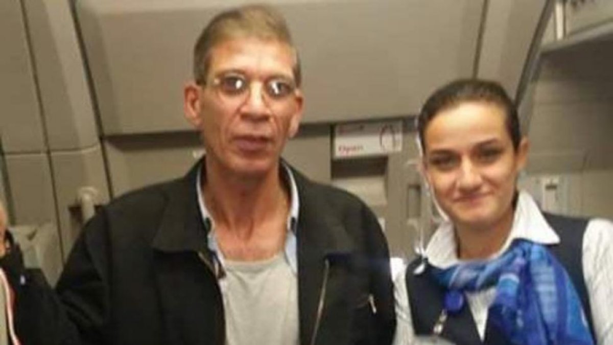 Naira Atef con el secuestrador del avión de EgyptAir, el pasado martes.-FACEBOOK / MOHAMED AHMED ELKING