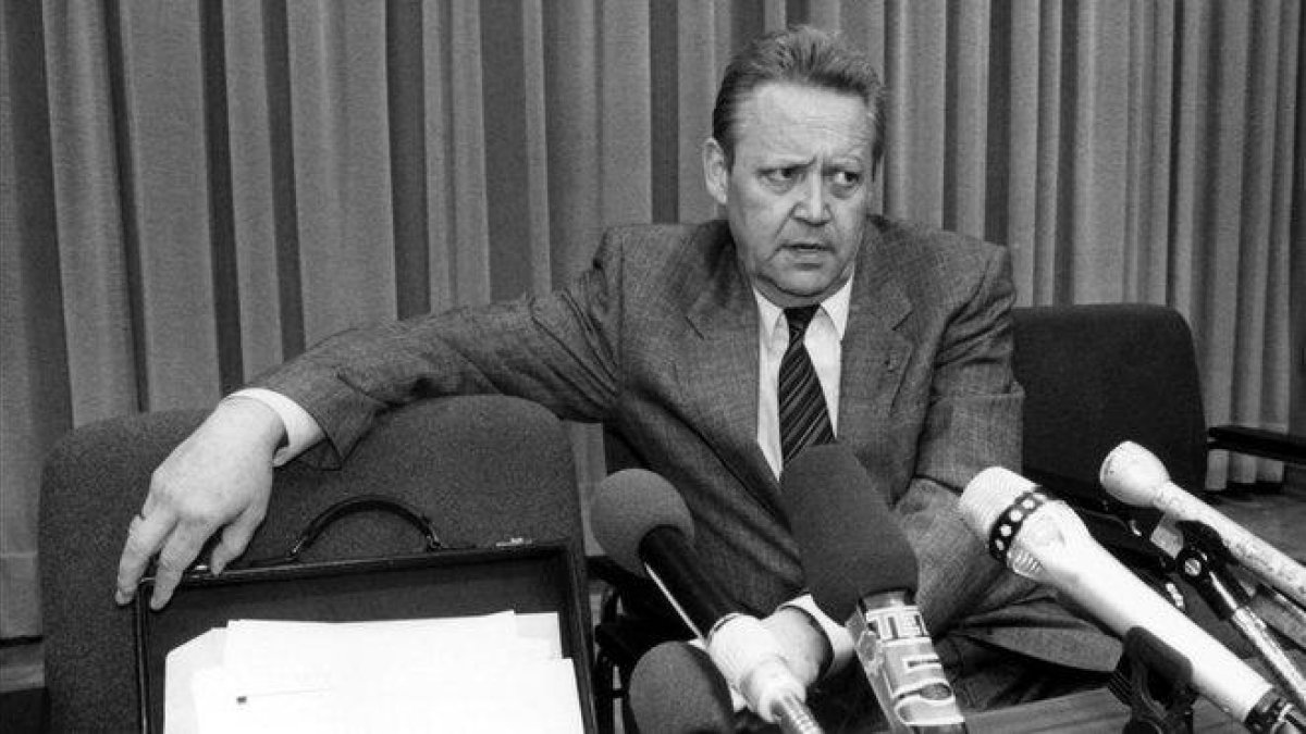 El portavoz del Politburó de la RDA, Günter Schabowski, durante la rueda de prensa que ofreció el 9 de noviembre de 1989.-AFP