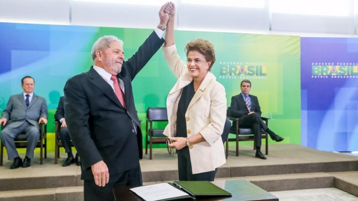 Rousseff y Lula durante el nombramiento de este último como ministro.-REUTERS / ROBERTO STUCKERT