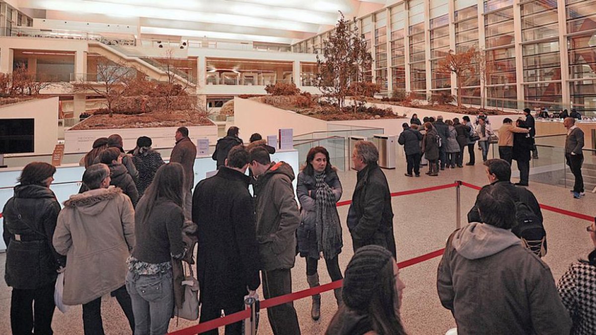 Un grupo de personas espera para acceder al Museo de la Evolución Humana.-ISRAEL L. MURILLO