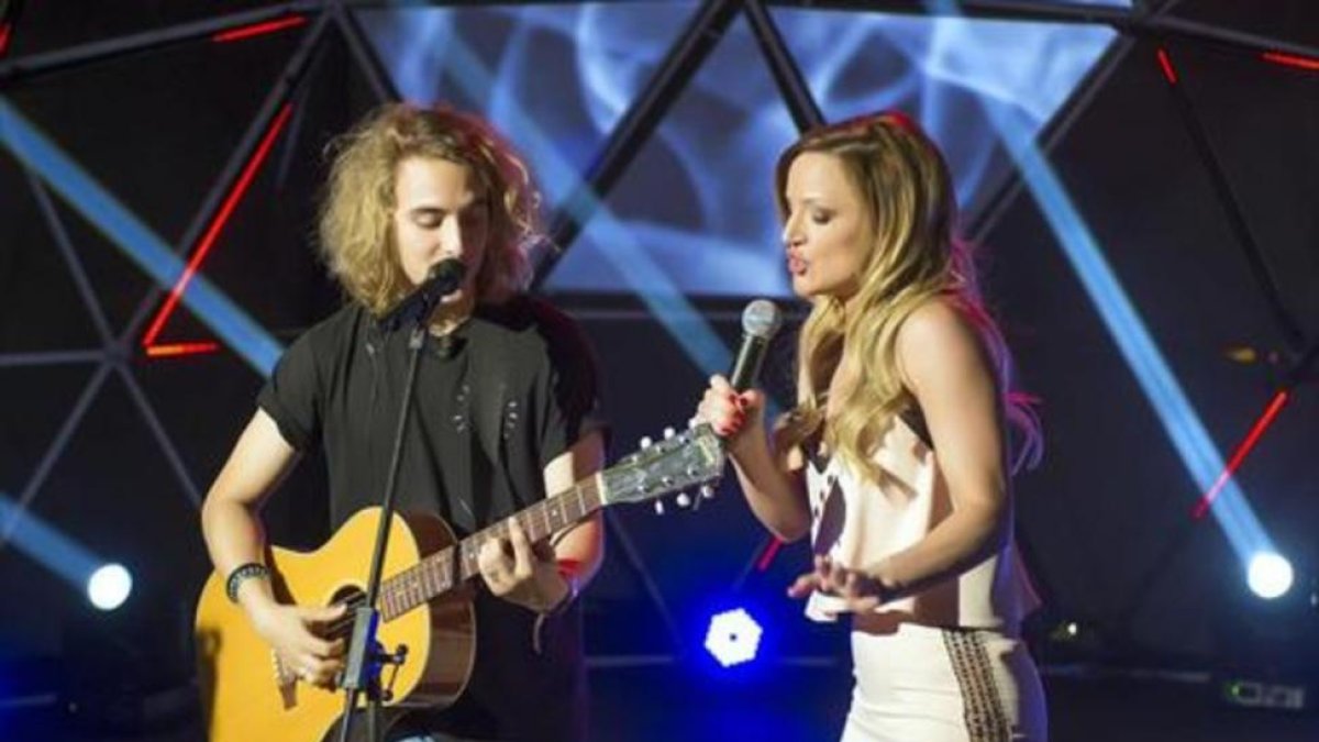 Manel Navarro, junto a la representante de Serbia, Tijana Bogicevic.-TVE