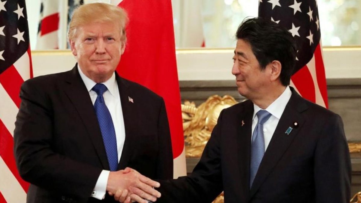 El presidente de EEUU, Donald Trump, y el primer ministro de Japón, Shinzo Abe, en Tokio.-REUTERS / JONATHAN ERNST