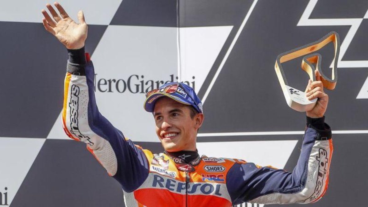 Marc Márquez (Honda) celebra, en el podio del Red Bull Ring, su segundo puesto.-EL PERIÓDICO