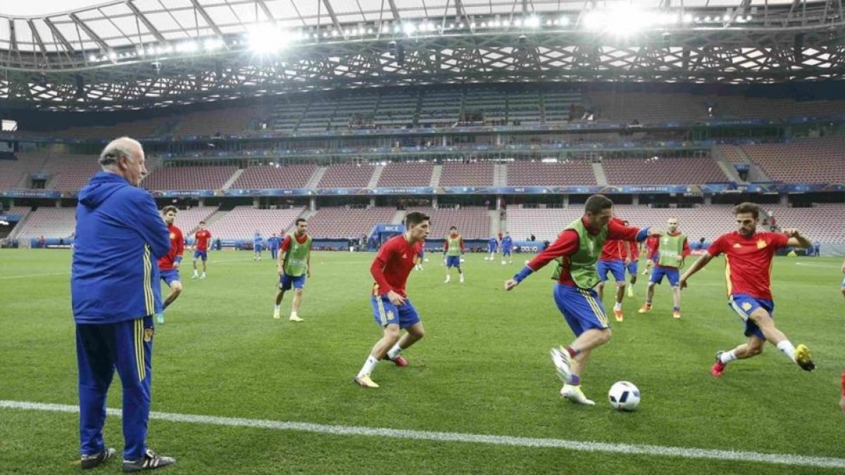 Del Bosque sigue el entrenamiento de España en Niza.-ERIC GAILLARD
