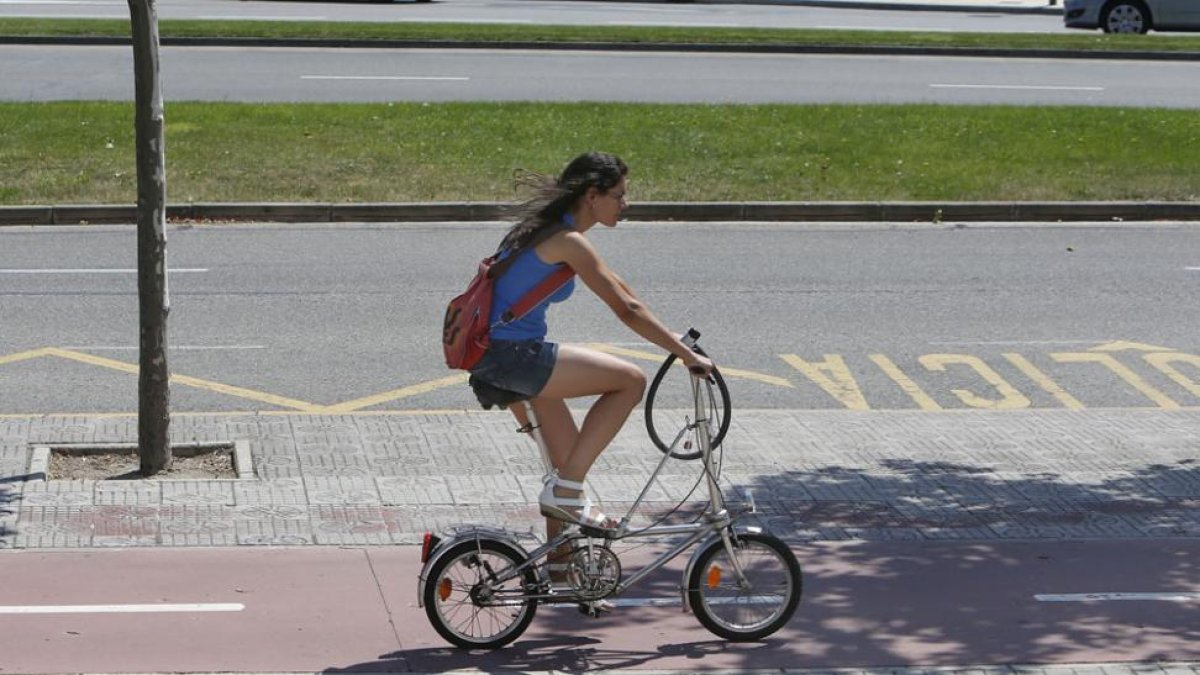 Una mujer circula por el carril bici.-RAÚL G. OCHOA