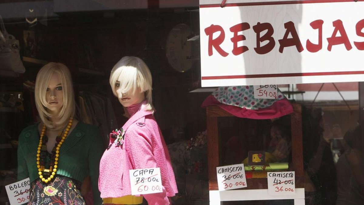 Escaparte de rebajas de un comercio de la capital burgalesa.-ISRAEL L. MURILLO