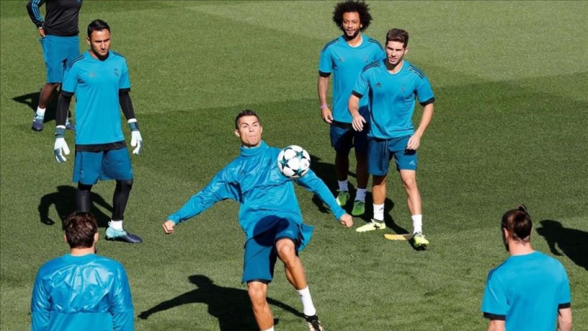 Cristiano Ronaldo, durante el entrenamiento de este martes en Valdebebas.-REUTERS