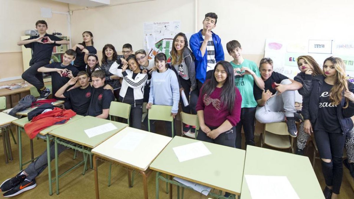Los alumnos premiados del IES Diego Porcelos posan junto a una de sus profesoras.-ISRAEL L. MURILLO