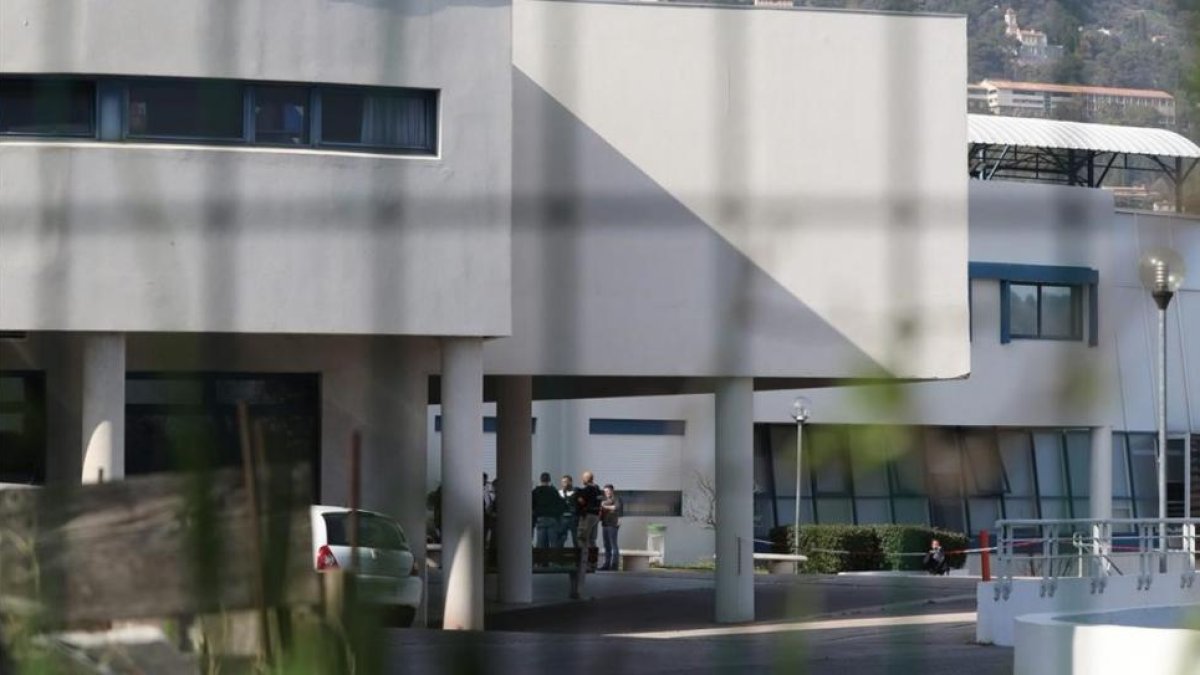 Policías franceses frente al instituto Tocqueville, tras el tiroteo, en la localidad de Grasse, el 16 de marzo.-VALERY HACHE