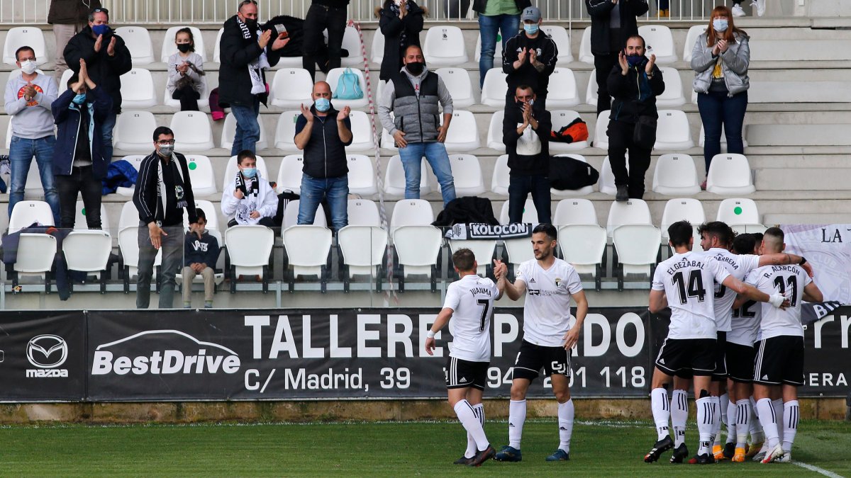 Los jugadores del Burgos CF celebran un gol. SANTI OTERO