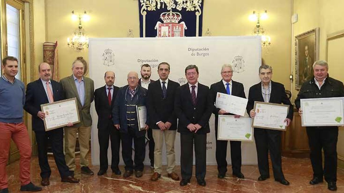 Rico en el centro, posa con todos los responsables municipale de los pueblos premiados.-R. O.