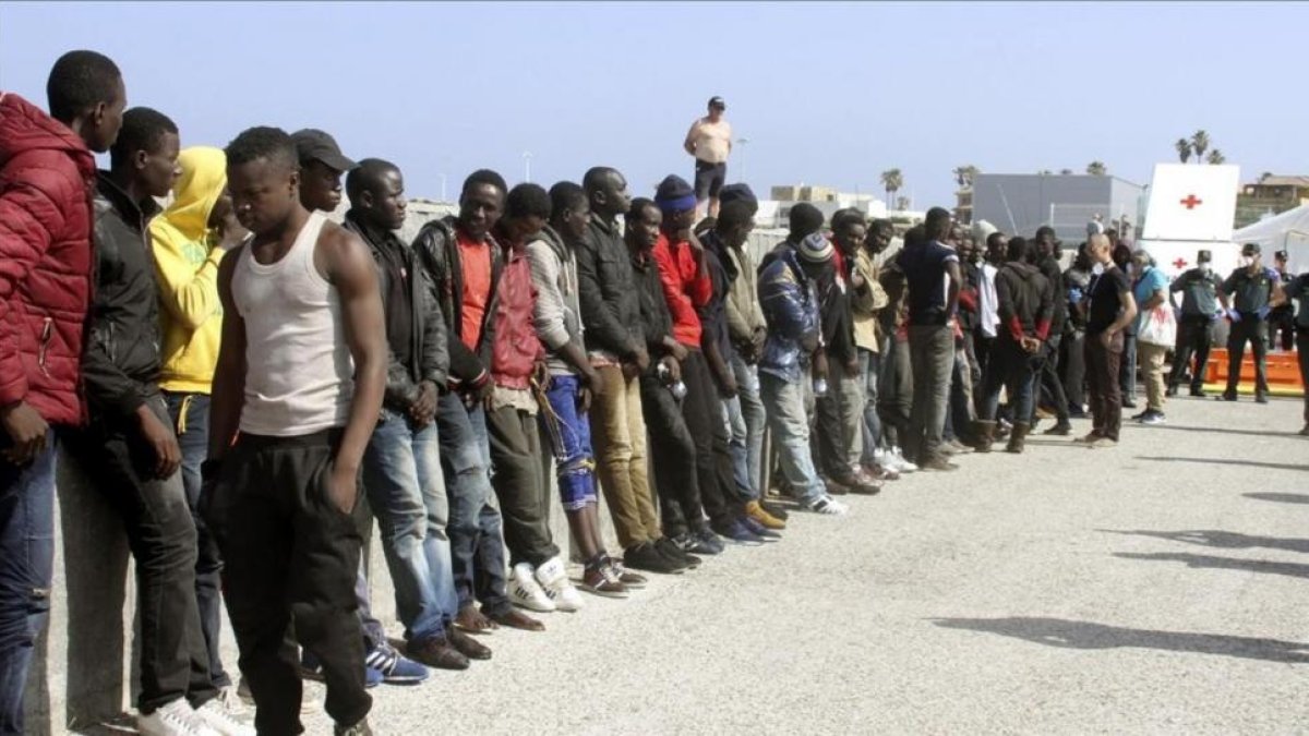 Otro grupo de inmigrantes de origen subsahariano, que fueron rescatados del Estrecho el pasado viernes.-J. RAGEL