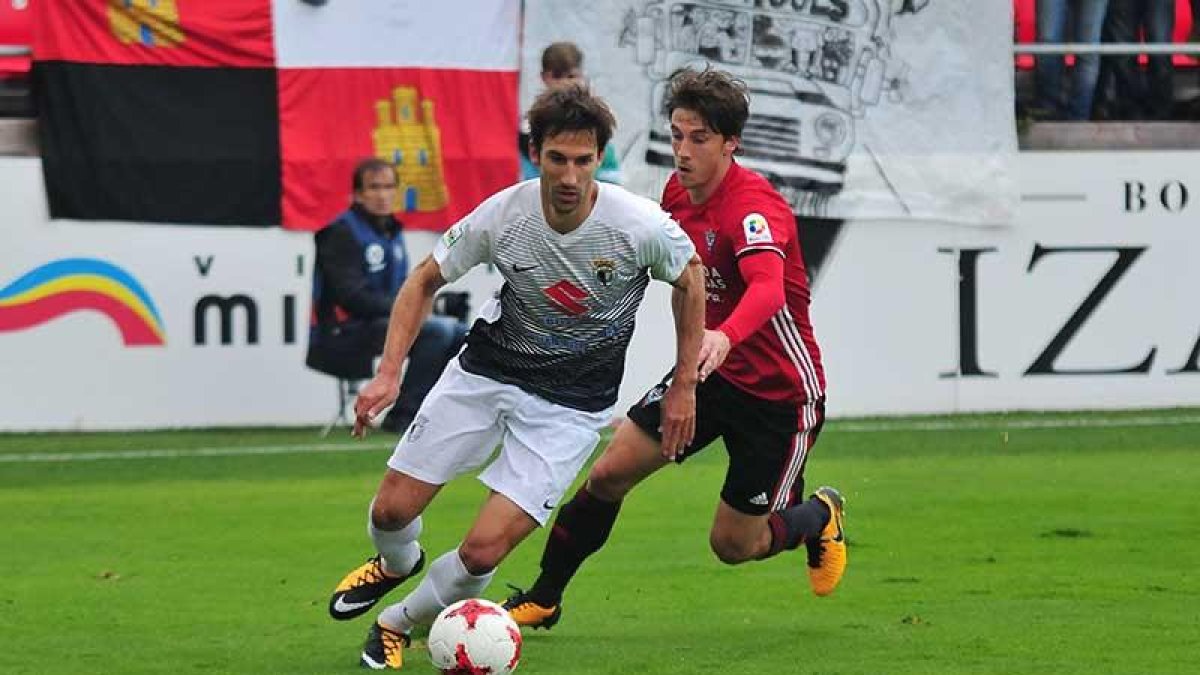 Aritz Borda, que ayer tuvo que bailar con la más fea (el pichichi Diego Cervero), saca un balón ante la presión de un jugador del CD Mirandés en el duelo de ayer en Anduva-Jose Esteban Egurrola