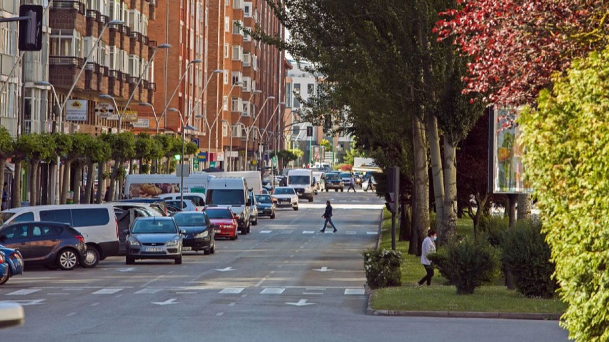 Vista de la avenida Derechos Humanos donde se ven vehículos aparcados en doble fila. TOMÁS ALONSO