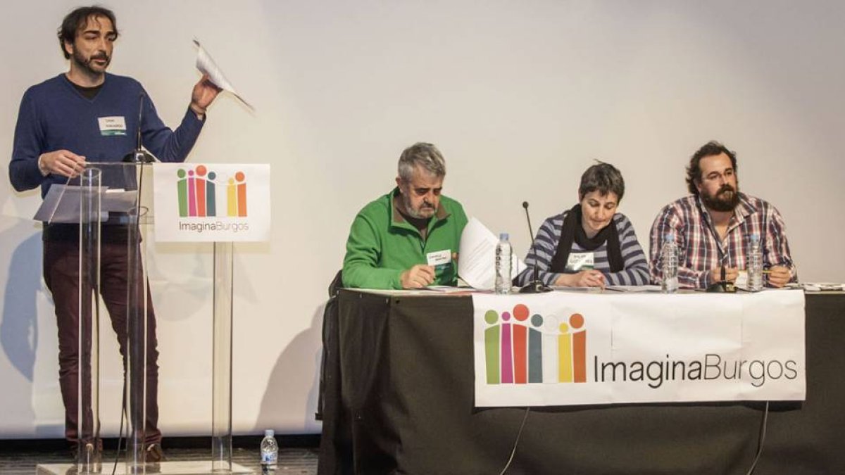 Uno de los participantes en la Asamblea Constituyente de Imagina Burgos durante su intervención, ayer en el centro cívico Río Vena.-SANTI OTERO