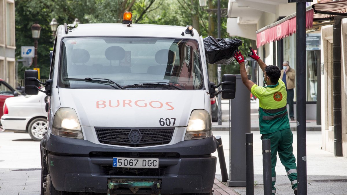 El informe técnico elige la oferta de Urbaser para el contrato de Basuras. SANTI OTERO