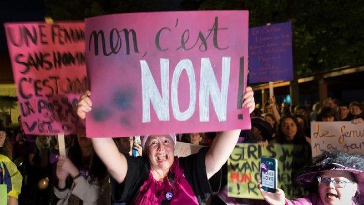 Movilizaciones en Basilea horas antes de la huelga feminista.-EFE GEORGIOS KEFALAS