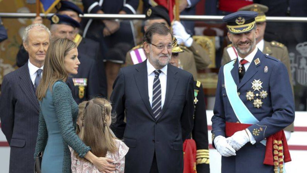 Los Reyes presiden el desfile militar por el Día de la Hispanidad.-Foto: EFE
