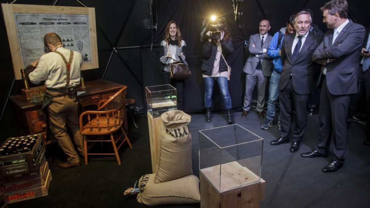 El alcalde de Burgos y el presidente de Mahou-San Miguel charlan mientras se representa el espectáculo para conmemorar los 125 años de la empresa cervecera.-SANTI OTERO
