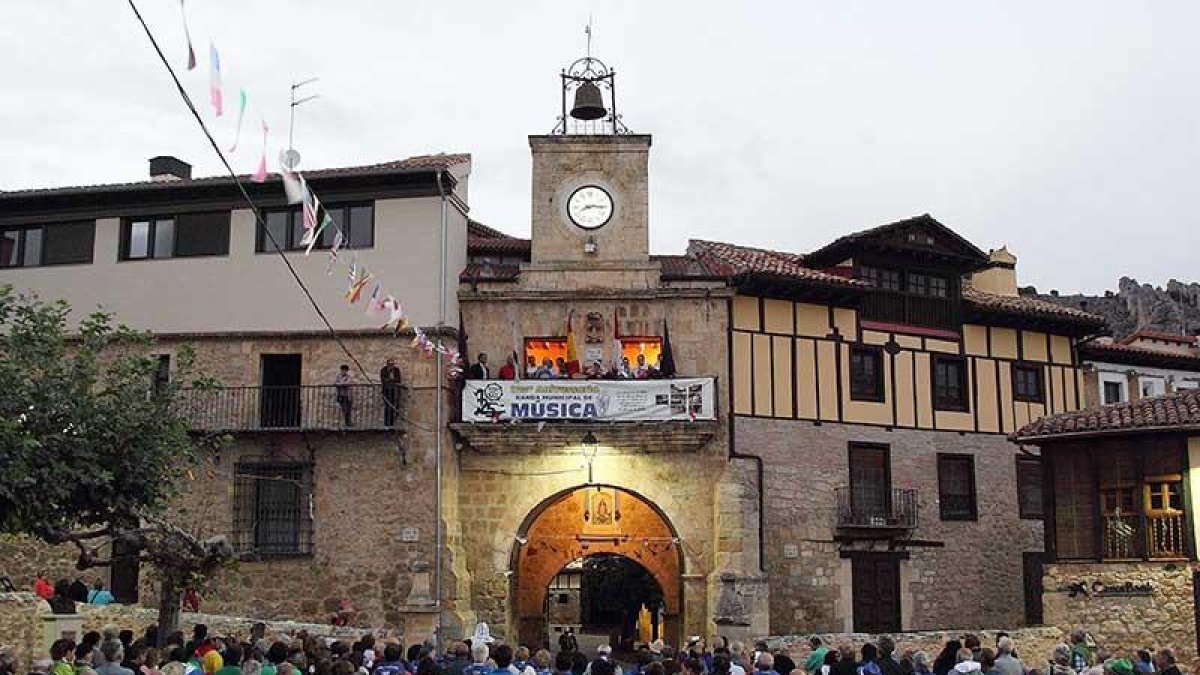 El pregón tuvo lugar, como manda la tradición, desde el Balcón del Conjuradero.-G. G.