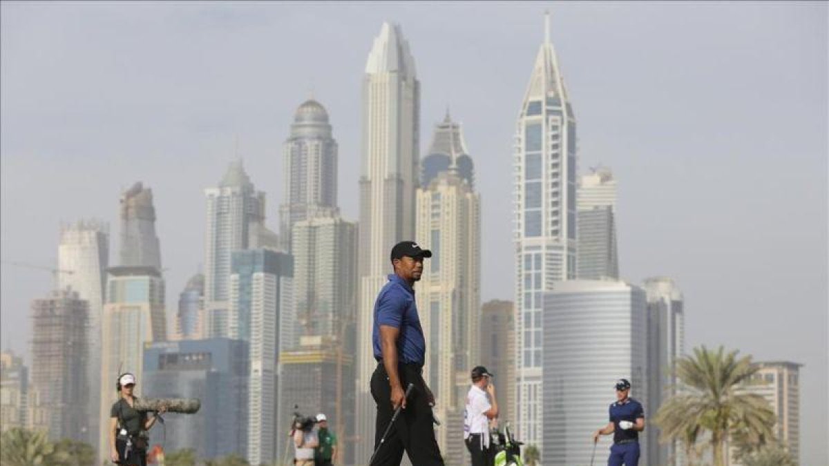 Woods, en un momento de su recorrido, con el 'skyline' de Dubai al fondo.-KAMRAN JEBREILI / AP