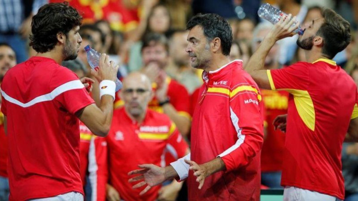 Feliciano López, Bruguera y Granollers, en Lille, durante el partido de dobles ante Francia.-PASCAL ROSSIGNOL (AFP)