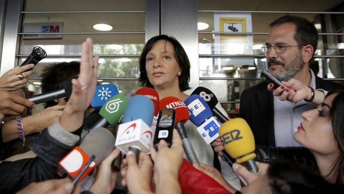 La dirigente de Podemos Carolina Bescansa, este jueves, a su salida del acto de conciliación al que Aznar no ha acudido.-Foto: JOSÉ LUIS ROCA